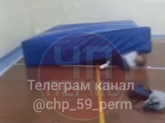 В пермской гимназии на шестиклассника упал спортивный мат - мальчика госпитализировали. Видео