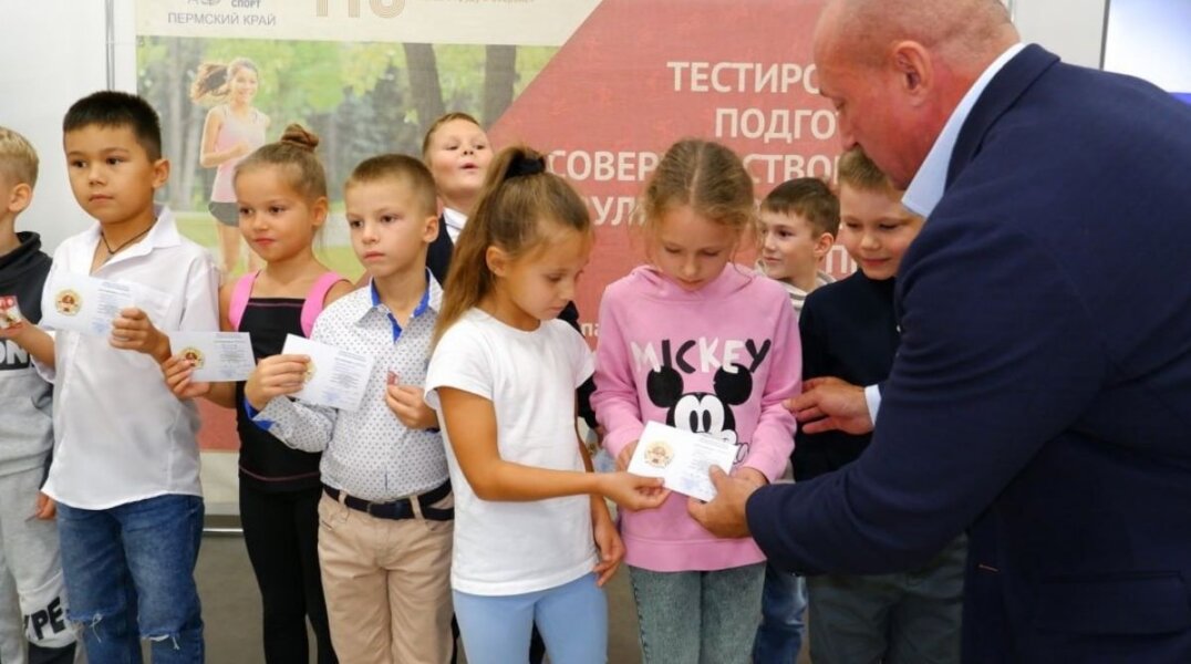 В Перми помогут зарегистрировать рекорд по отжиманию на брусьях семье семилетней девочки