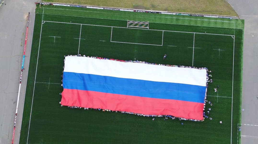Пермяки развернули огромный флаг в честь Дня России