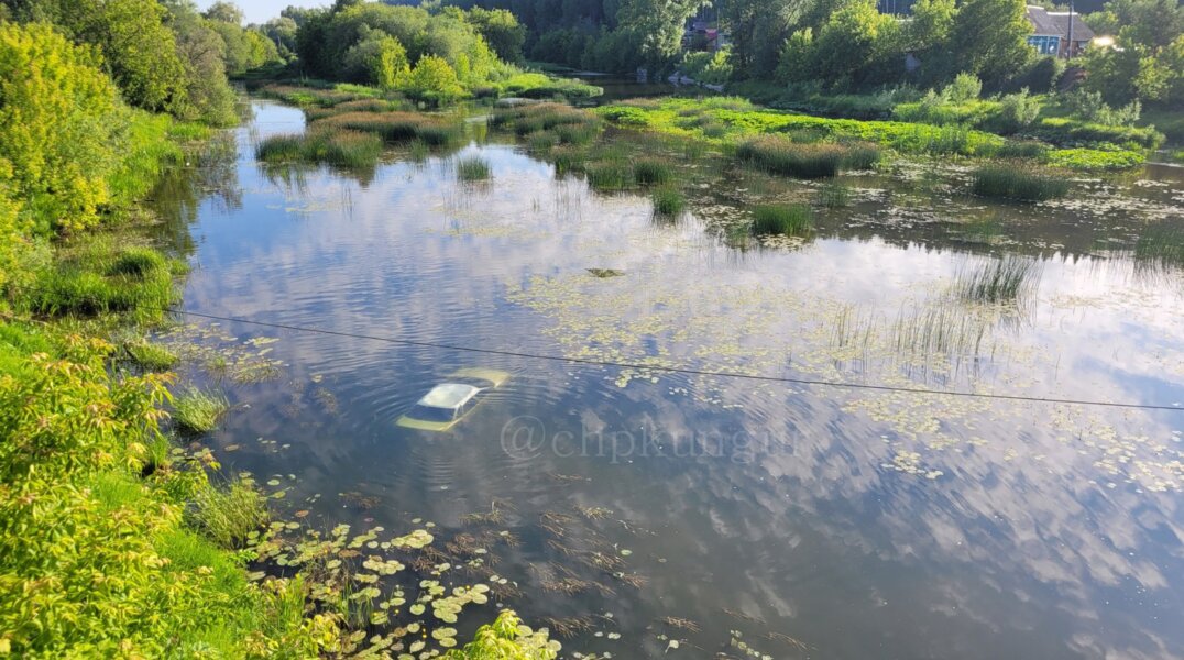 В реке Пермского края утонул автомобиль