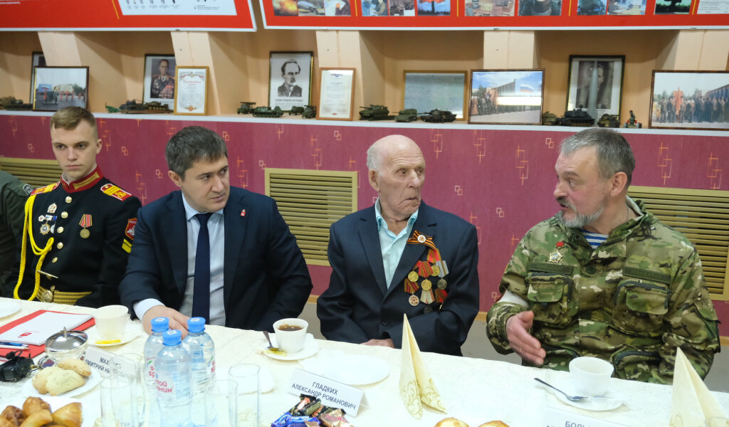 Вязаные варежки с Родины согревали зимой: участники СВО рассказали губернатору Прикамья о важности поддержки земляков