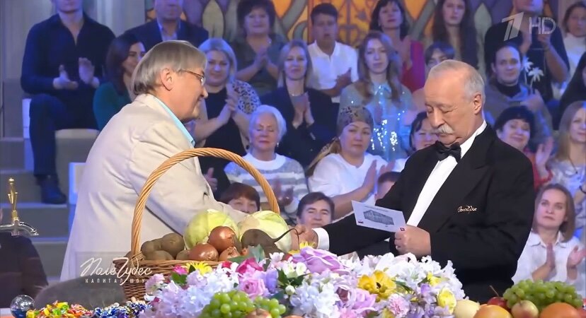 Леониду Якубовичу на «Поле Чудес» подарили паспорт пермяка