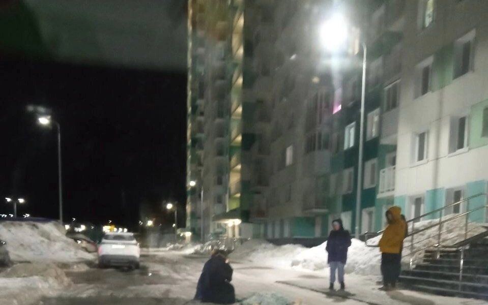 В Березниковском округе мужчина выпал из окна высотки и погиб