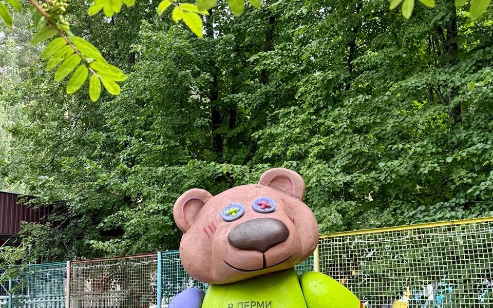 В пермском парке появилась фигура трехметрового медведя