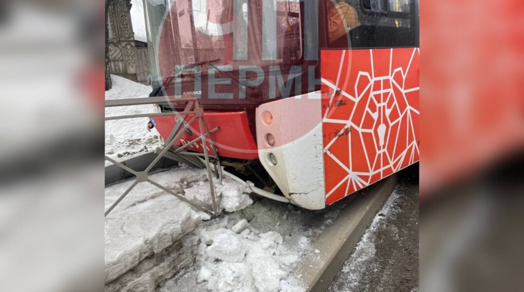 В Перми автобус с пассажирами врезался в дорожное ограждение