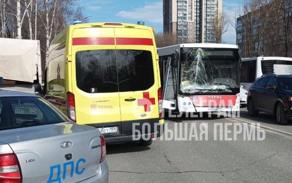 В Перми 21 апреля произошло серьезное ДТП с участием автобуса