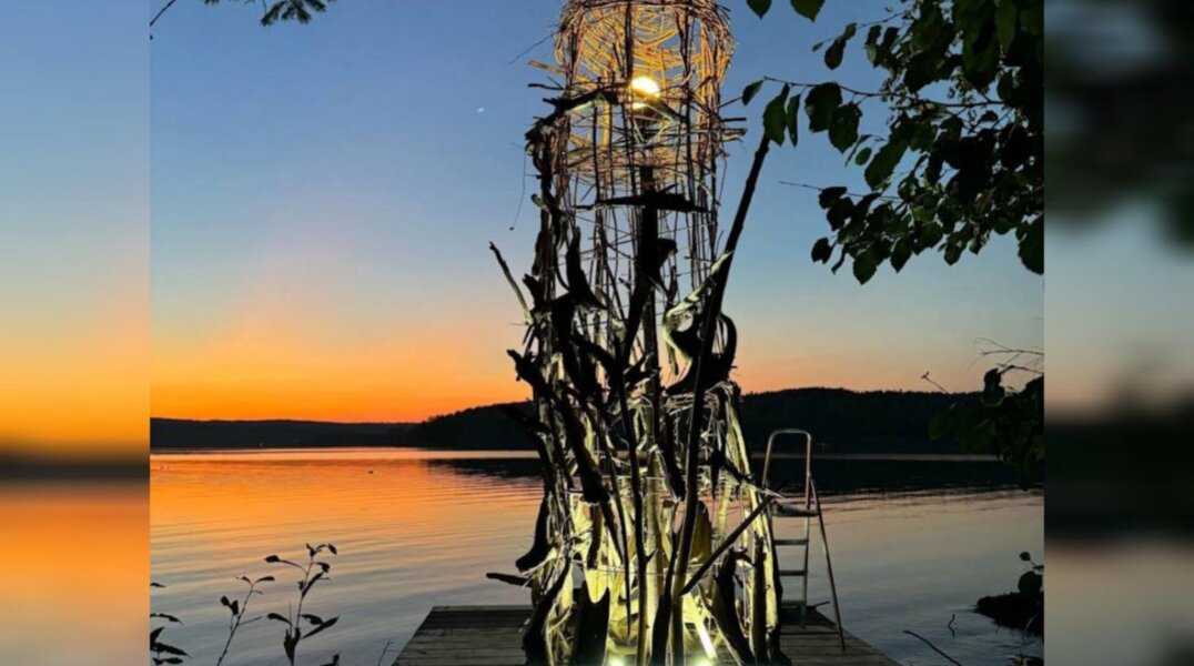 Пермский мастер создал маяк из прибрежных коряг