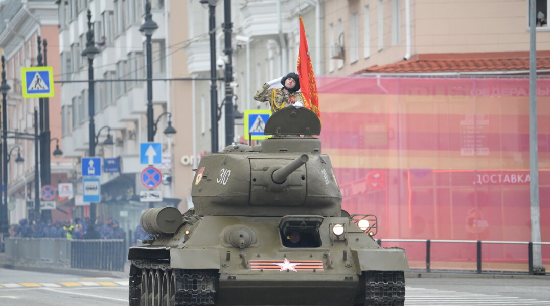 На параде в Перми танку Т-34 пришлось объезжать неожиданное препятствие
