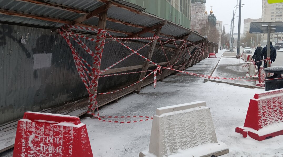 В центре Перми рушится строительный переход: власти ищут собственника объекта