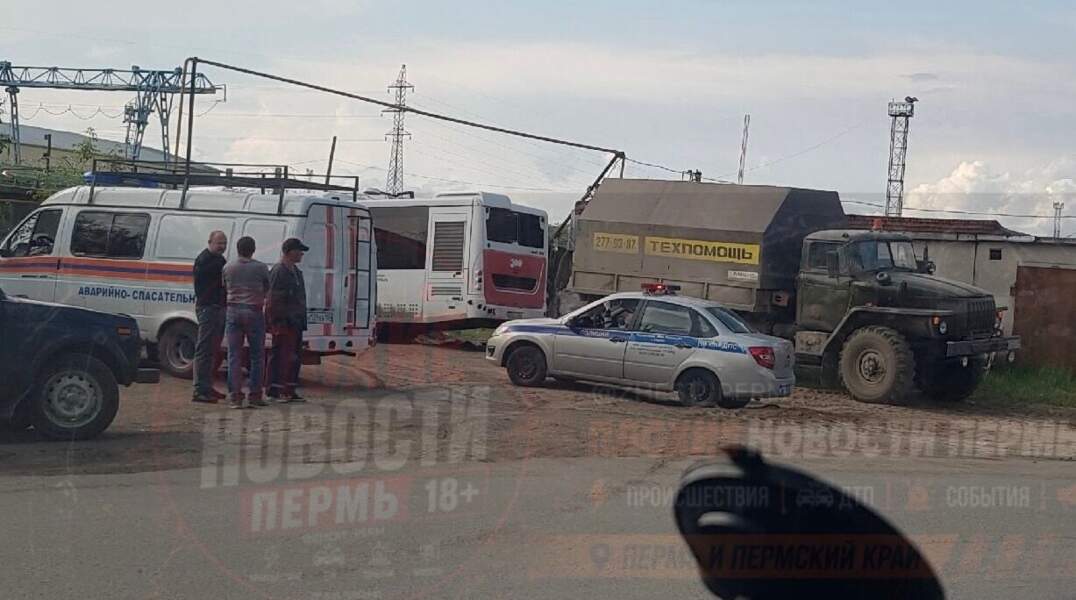 В Перми автобус протаранил стену ограждения на улице Васнецова