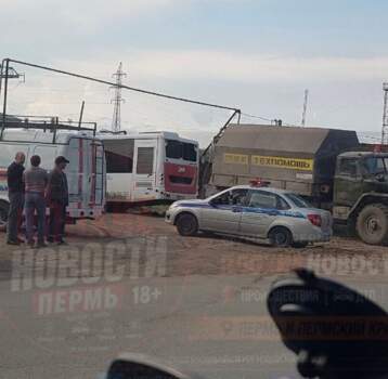 В Перми автобус протаранил стену ограждения на улице Васнецова