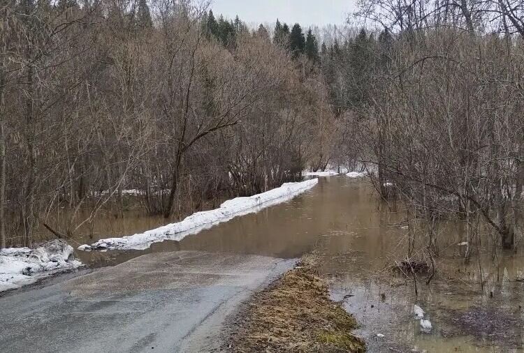 В Лысьвенском округе из-за повышения уровня воды в реке закрыли проезд по одной из дорог
