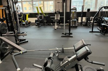 фитнес-зал, спорт. тренажеры