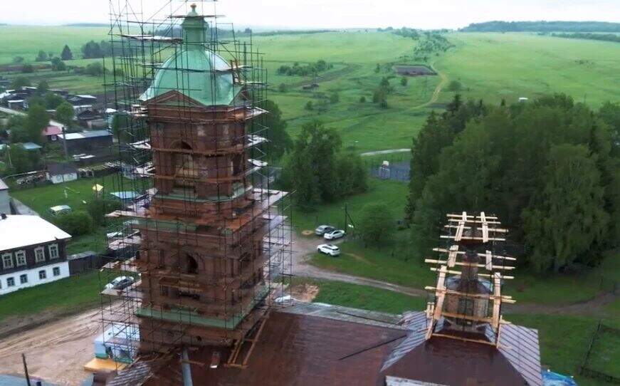  В селе Вильгорт Чердынского округа подняли крест на купол Троицкой церкви