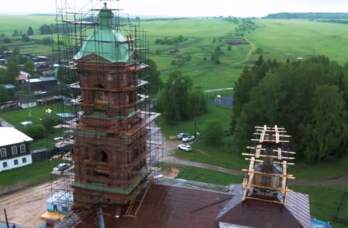  В селе Вильгорт Чердынского округа подняли крест на купол Троицкой церкви