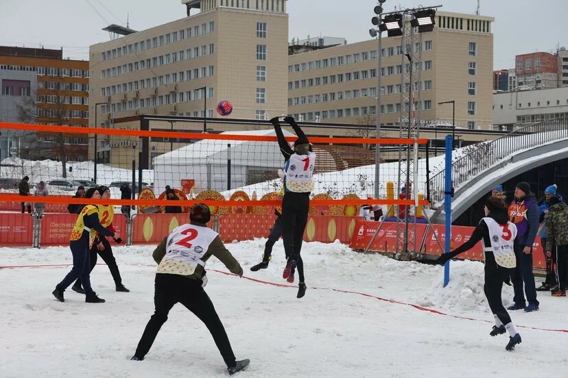 Семейные спортивные игры и волейбол на снегу собрали на пермской эспланаде 14 тысяч зрителей