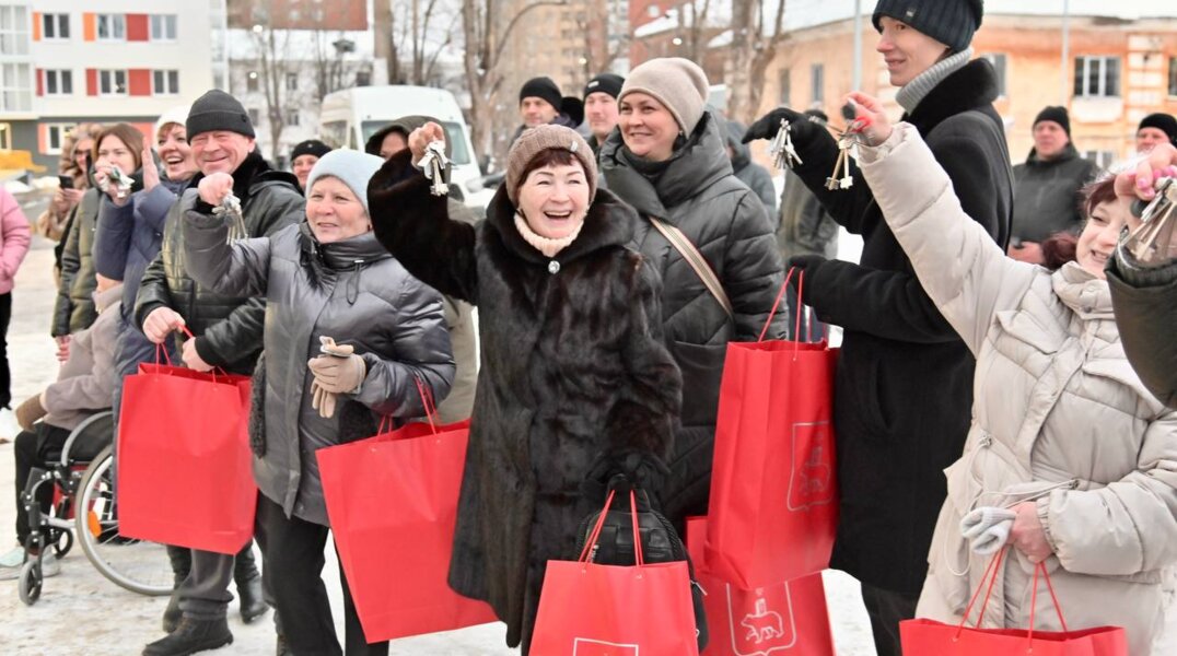 В Перми переселенцам из аварийного жилья вручили ключи от квартир