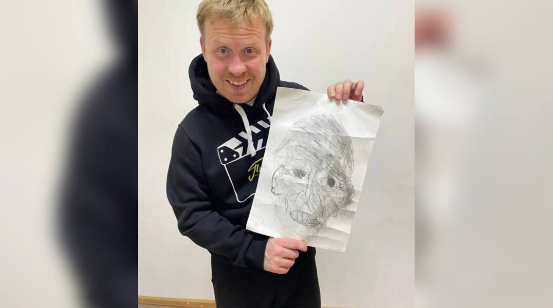 Художник с ДЦП из Кудымкара нарисовал оригинальный портрет режиссера Антона Богданова