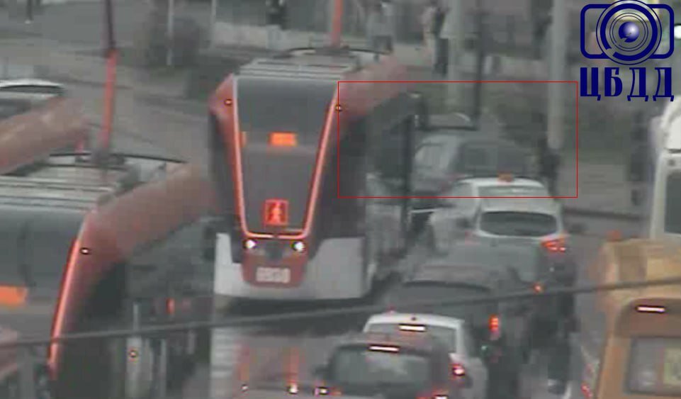 В Мотовилихинском районе Перми встало движение трамваев и машин