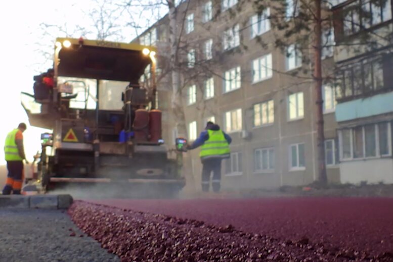 В Перми на шоссе Космонавтов впервые уложили красный асфальт