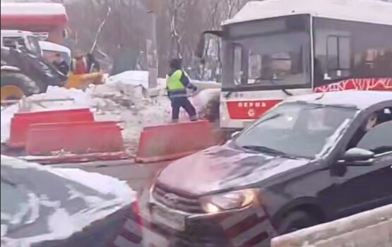 В минтрансе Прикамья прокомментировали ситуацию с провалившимся автобусом в Перми
