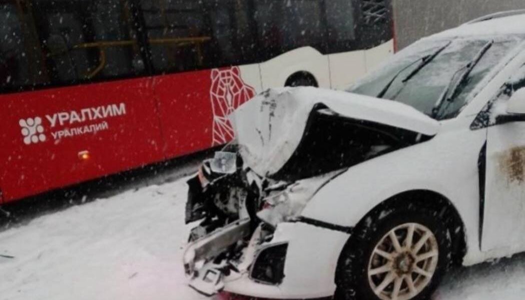 В Березниках легковушка врезалась в автобус