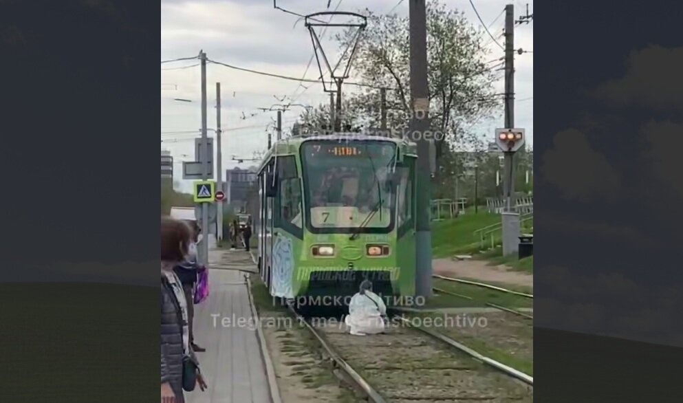 Девушка села на рельсы перед движущимся трамваем в Перми