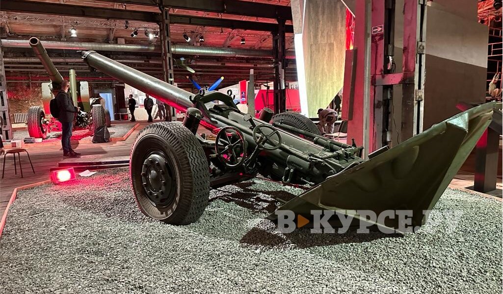 Пермским СМИ показали последние приготовления к открытию выставки "Оружие Победы"