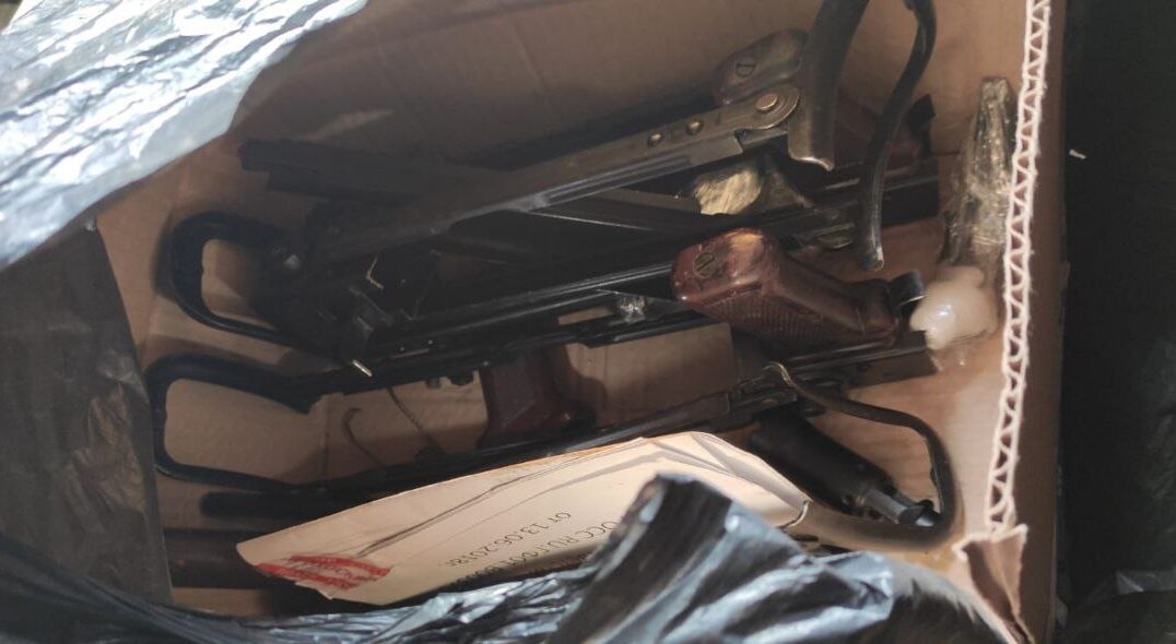 Житель Перми хотел переправить составные части автомата и ручного пулемета Калашникова в США