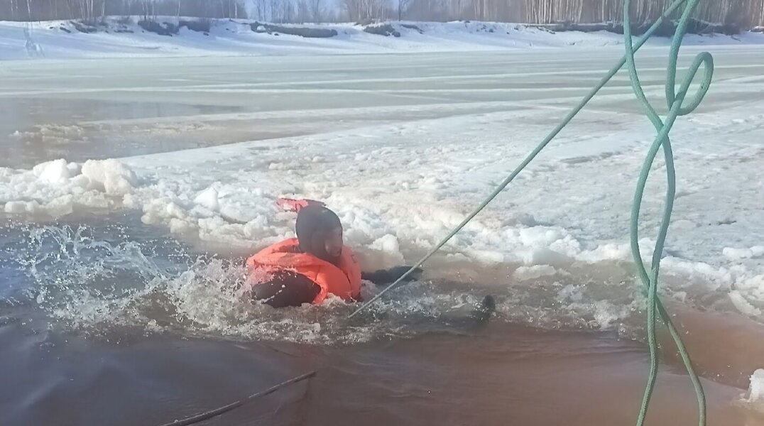 ​Спасатели пытаются найти тело пропавшего на Косьве рыбака