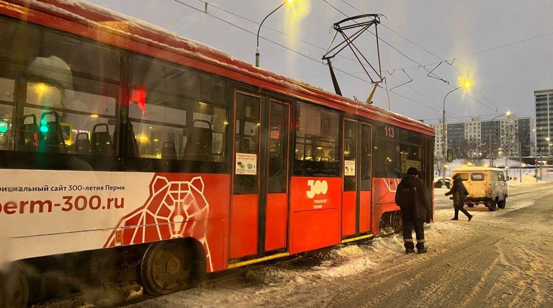 В центре Перми трамвай №5 перегородил дорогу машинам и автобусам