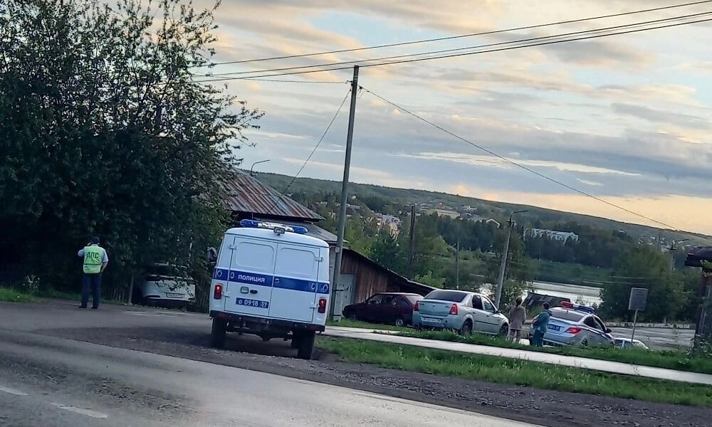 В Пермском крае водитель въехал в дом и погиб