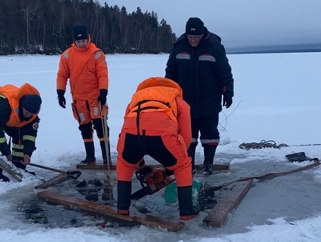 В Прикамье спасатели извлекли тело рыбака, которое вмёрзло в лёд