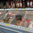 холодильник в магазине мясо
