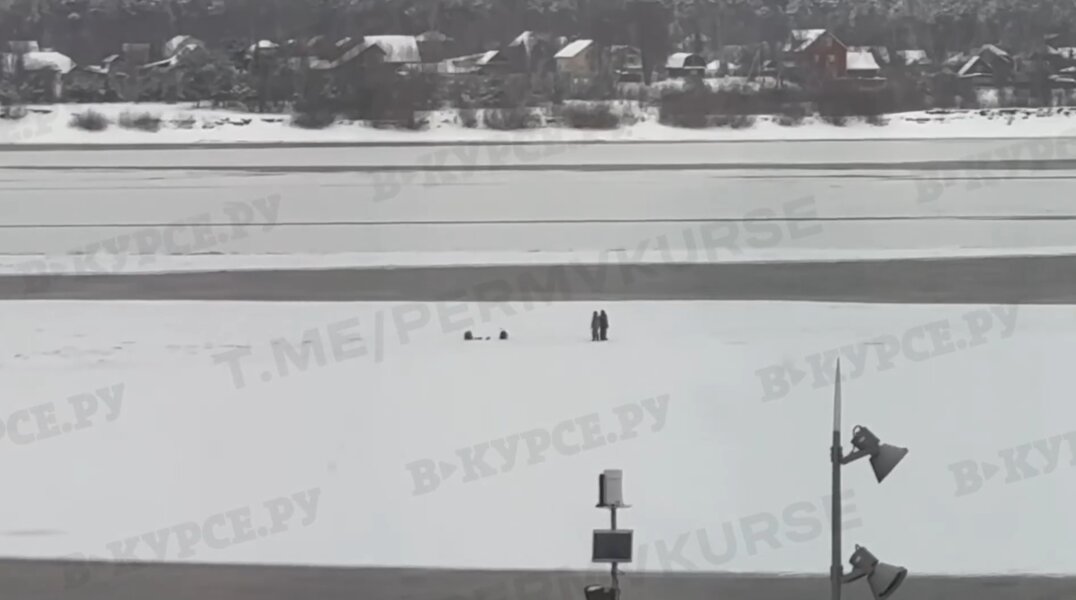 В Перми льдина с двумя рыбаками откололась от берега Камы
