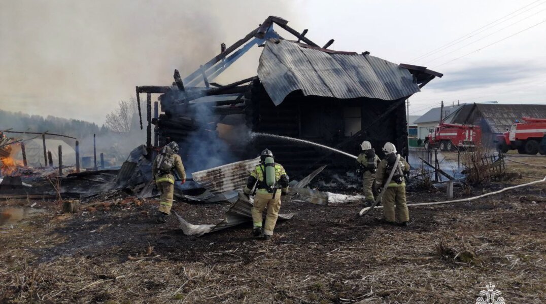 Четыре человека погибли при пожаре в частном доме под Чайковским