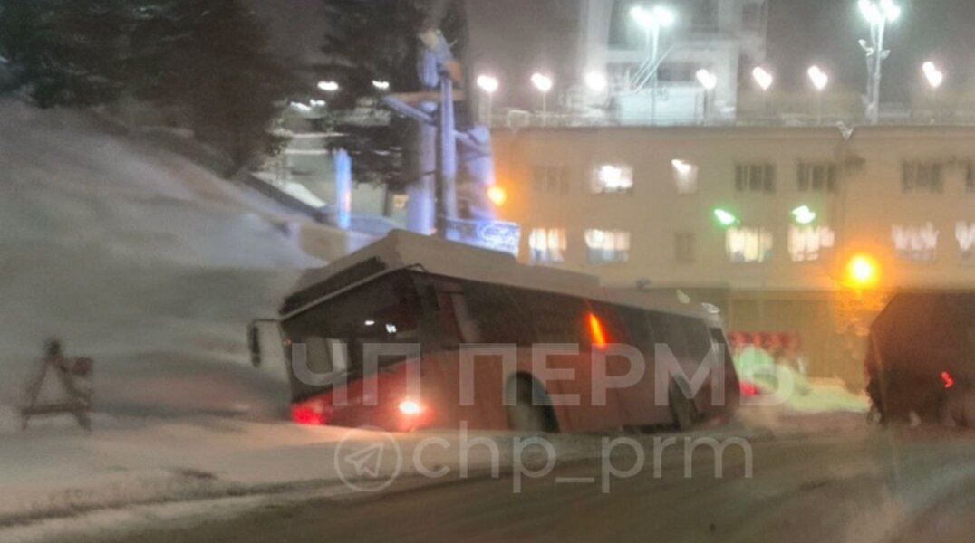 В Перми из-за снегопада автобус не вошел в поворот в районе КамГэс