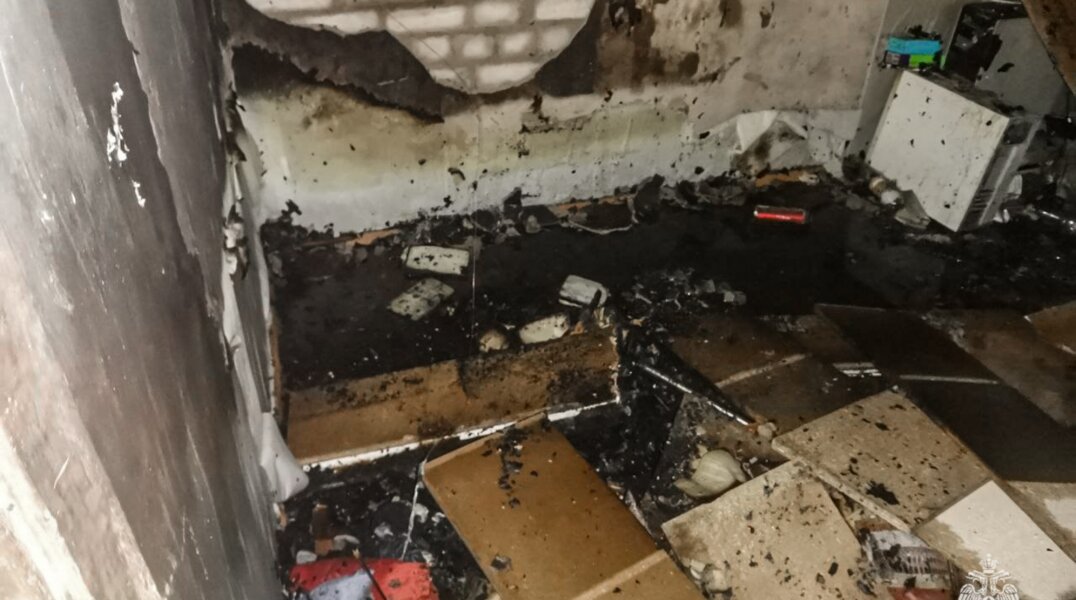 В Перми спасатели вывели из горящей пятиэтажки девять человек. Фото