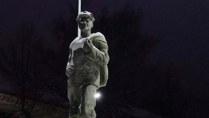 В поселке Кизеловского округа установили новый памятник