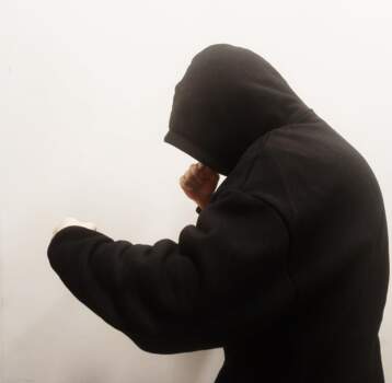 Житель Березников избил жену, позже помирился с ней, а утром обнаружил мертвой