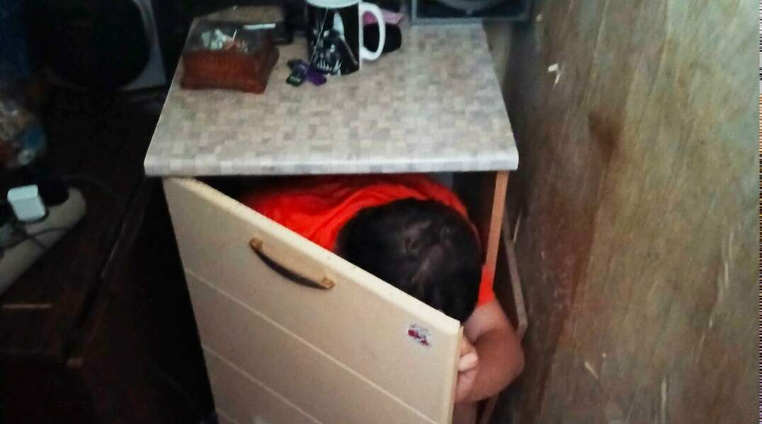В Прикамье беглый преступник пытался скрыться от сотрудников розыска в тумбочке