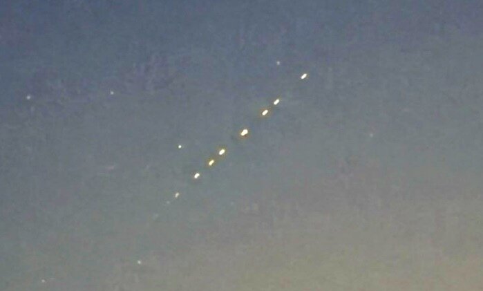 Пермяки наблюдали в небе светящуюся цепочку огоньков