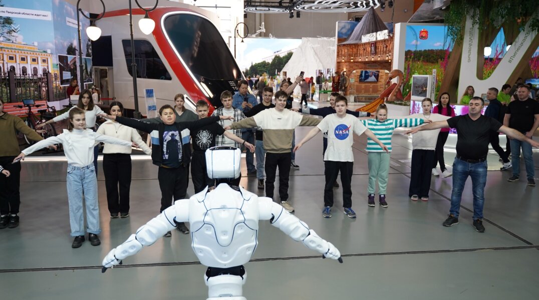 Пермский робот провел зарядку для детей на выставке «Россия» в Москве