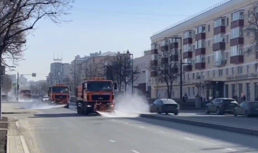 Центральные улицы Перми начали мыть специальным шампунем
