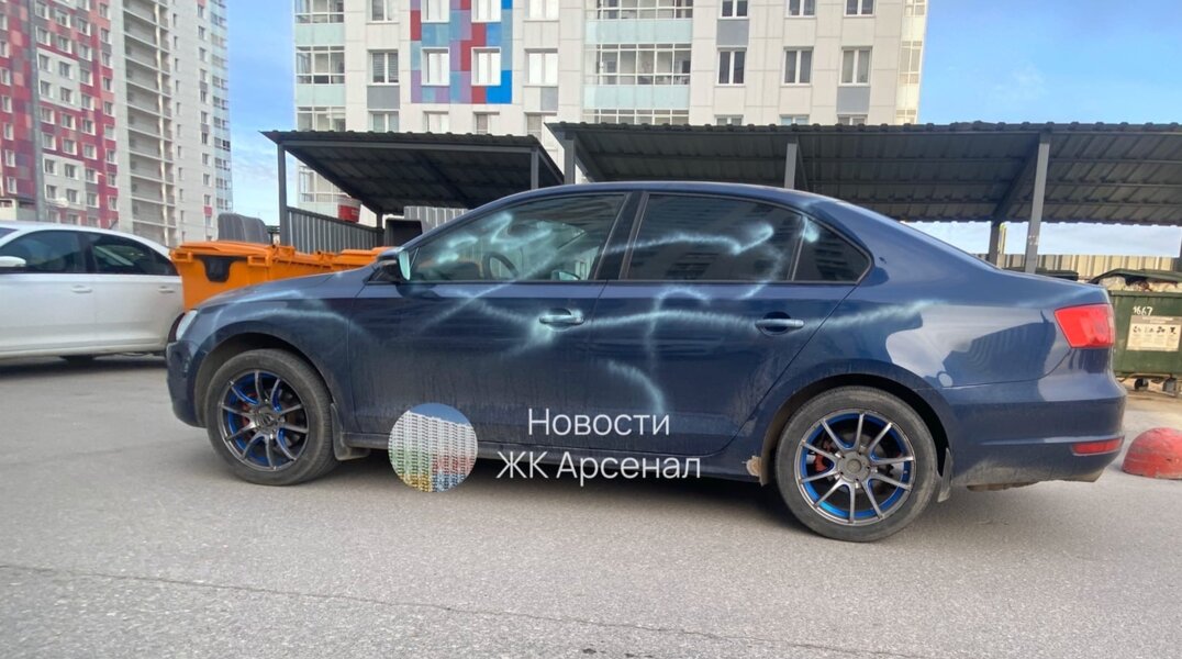 В пермском ЖК «Арсенал» разрисовали неправильно припаркованные авто