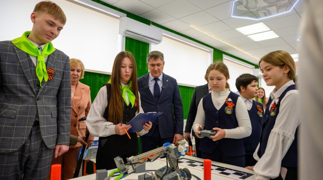 Губернатор Прикамья оценил ход строительства Ледовой арены в Чернушке и посетил центр «Кванториум»