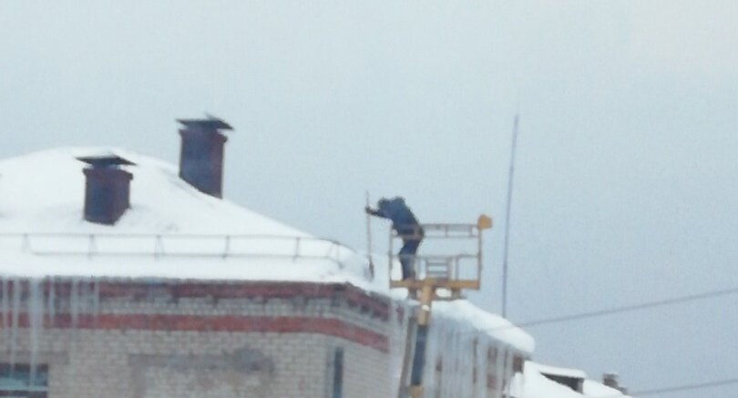 В Пермском крае убрали опасные сосульки со школы