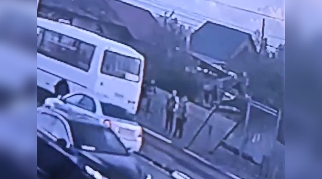 В Прикамье автобус протаранил остановку, на которой находились люди