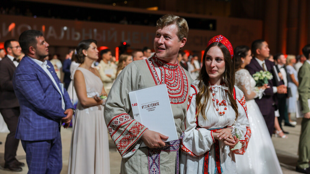 Владимир Путин лично поздравил молодожёнов со всей страны с Днём семьи