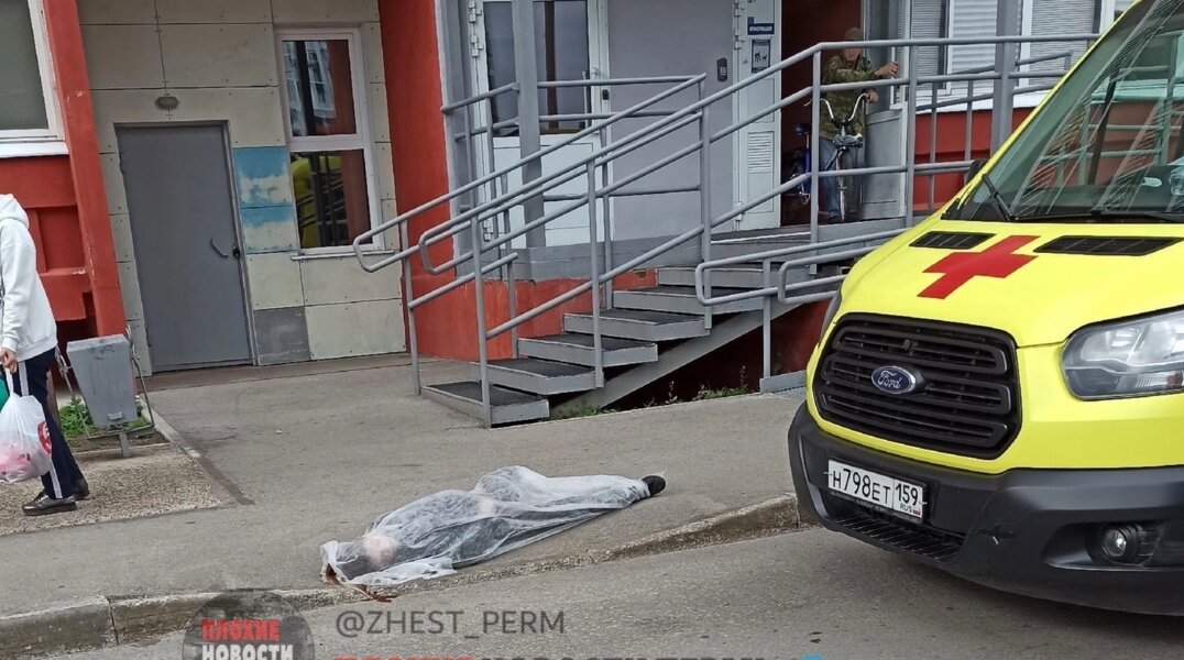 В Перми под окнами многоэтажки нашли труп